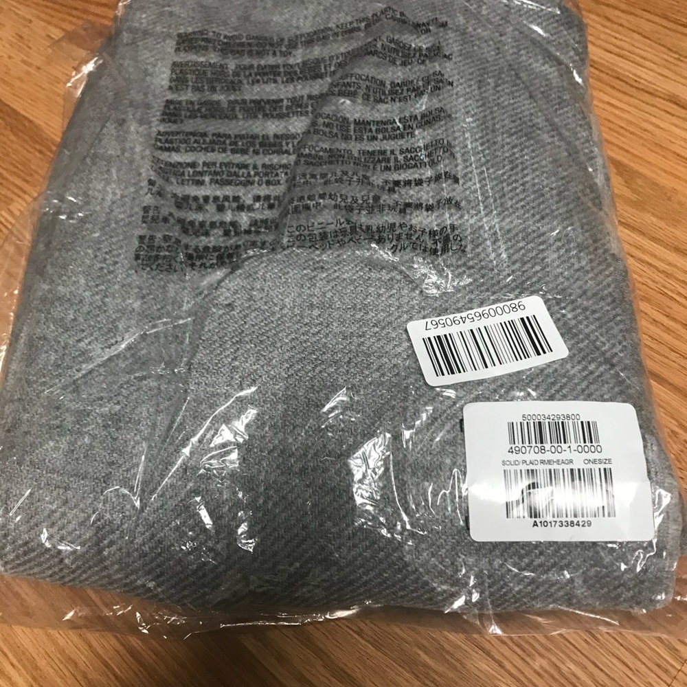 NWT Gap Plaid Grey Scarf - Picture 4 of 4